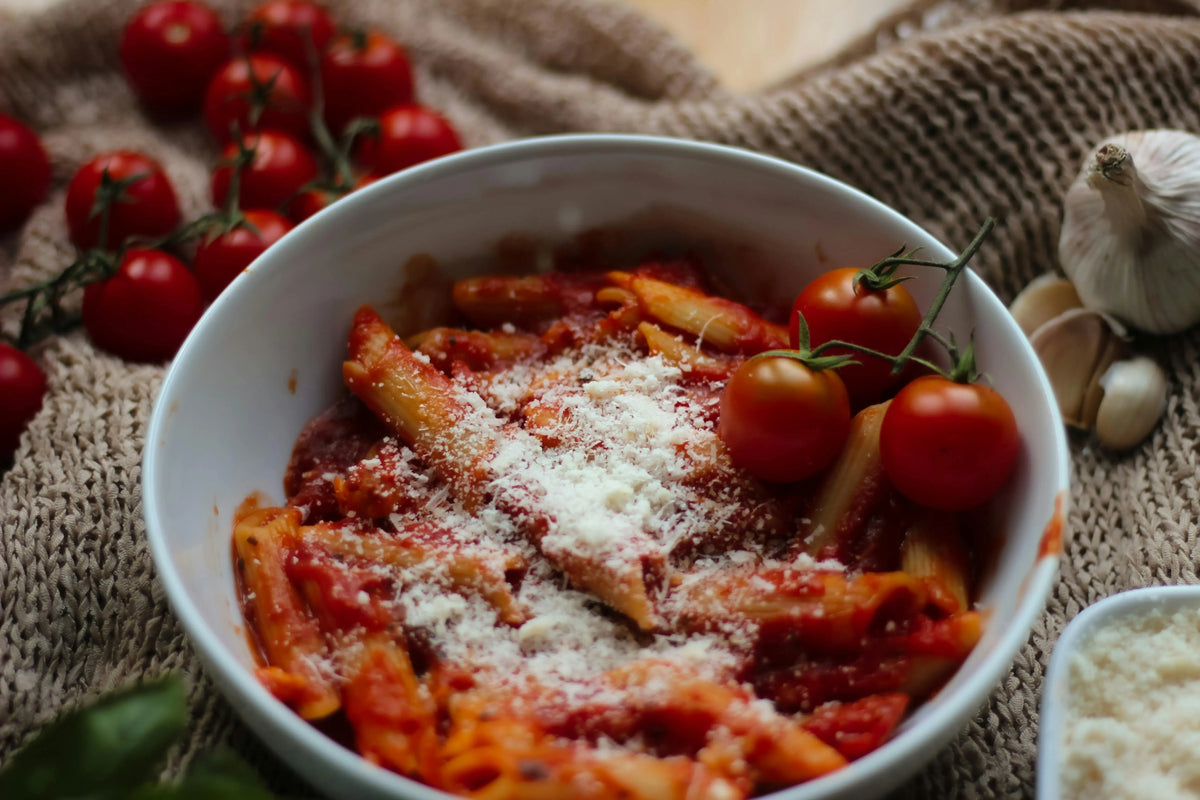 PENNE RIGATE MAKARONAI SU POMIDORAIS IR ČESNAKU